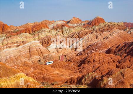 Route sinueuse à travers les montagnes colorées de l'arc-en-ciel. Paysage de la Chine sur la route de la soie. Magnifique coucher de soleil au parc géologique national de Zhangye Danxia, Gan Banque D'Images