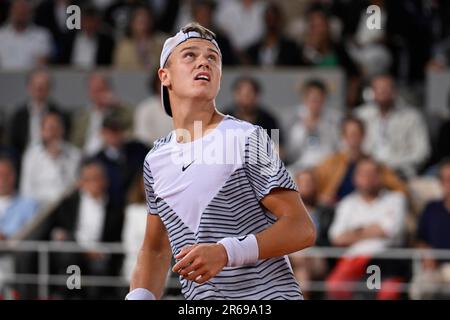 Paris, France. 7th juin 2023. Holger Rune réagit lors du match de quart-finale masculin entre Casper Ruud de Norvège et Holger Rune du Danemark lors du tournoi de tennis ouvert à Roland Garros à Paris, en France, sur 7 juin 2023. Crédit: Julien Mattia/Xinhua/Alay Live News Banque D'Images