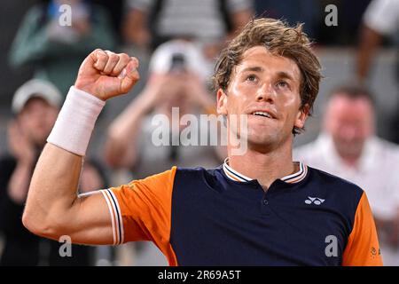 Paris, France. 7th juin 2023. Casper Ruud célèbre après avoir remporté le quart-finale masculin entre Casper Ruud de Norvège et Holger Rune du Danemark au tournoi de tennis ouvert à Roland Garros à Paris, en France, sur 7 juin 2023. Crédit: Julien Mattia/Xinhua/Alay Live News Banque D'Images