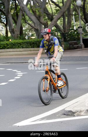 Un service de messagerie à vélo de la compagnie Mail Call sur Macquarie Street à Queens Square près de Hyde Park à Sydney. Banque D'Images