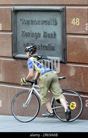 Un service de messagerie à vélo de la compagnie Mail Call quitte la Commonwealth Bank au 48 Martin place à Sydney. Banque D'Images