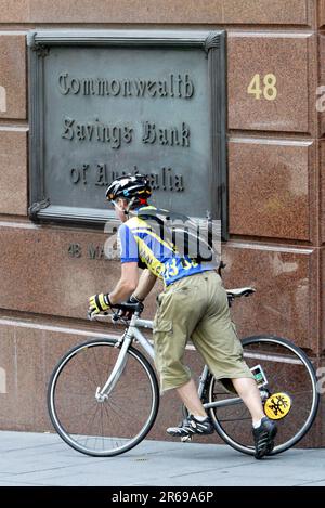 Un service de messagerie à vélo de la compagnie Mail Call quitte la Commonwealth Bank au 48 Martin place à Sydney. Banque D'Images