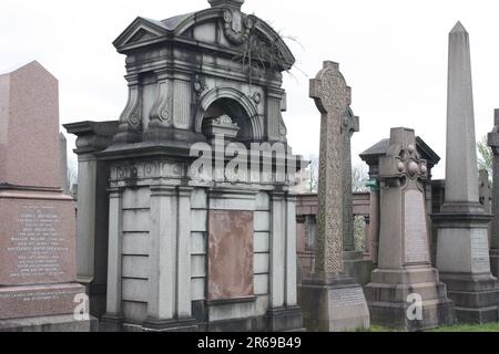 Tombes et tombes dans la nécropole à l'extrémité est de Glasgow prises sous ciel nuageux vers 10am Banque D'Images