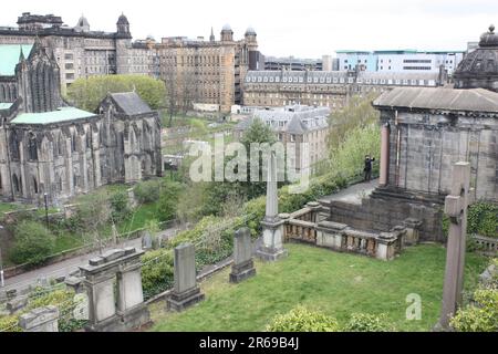 Vue sur la cathédrale de l'église d'Écosse à Glasgow vue depuis la nécropole. Banque D'Images