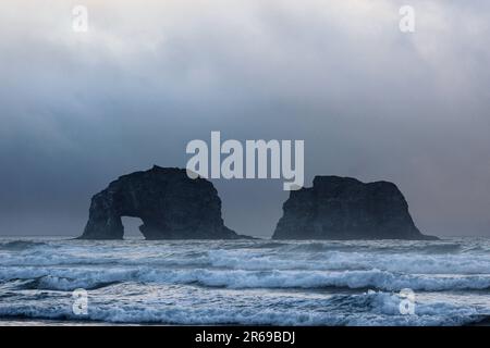 Twin Rocks à Rockaway Beach dans l'Oregon. Photo de haute qualité. Banque D'Images
