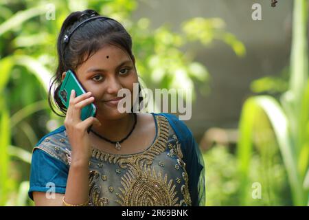 Indian Girl prenant sur le téléphone portable. Banque D'Images