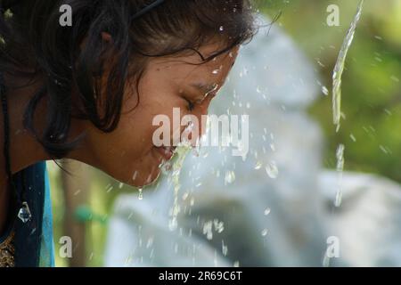 Fille indienne lavant son visage Banque D'Images