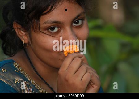 Gros plan d'une belle jeune fille adolescente indienne Banque D'Images