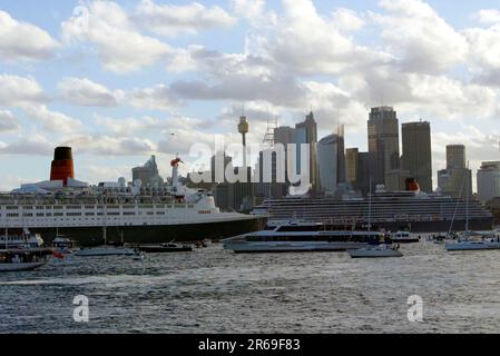 Le QE2, le plus vieux navire de la flotte de Cunard, fait sa dernière visite à Sydney avec une spectaculaire passe avec la plus jeune sœur, la Reine Victoria, dans le port de Sydney. Les deux paquebots passent alors que la Reine Victoria quittait Sydney pour Brisbane dans le cadre de son premier voyage et les QE2 se sont installés à quai à Circular Quay lors de sa dernière visite dans la ville, trente ans après sa première visite. Sydney, Australie. 24.02.08. Banque D'Images