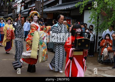 Nikko, Japon - 1 mai 2023: L'artiste non identifié s'habille comme Geisha dans le défilé du parc à thème au Japon près de Kinugawa dans le pays des merveilles d'Edo. Edo Wonderl Banque D'Images