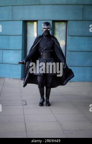 HARROGATE, ROYAUME-UNI - 3 JUIN 2023. Un portrait d'un cosplayer habillé comme le Sith Lord Kylo Ren de Star Wars à un COIC UK con Banque D'Images