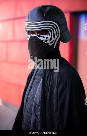 HARROGATE, ROYAUME-UNI - 3 JUIN 2023. Un portrait d'un cosplayer habillé comme le Sith Lord Kylo Ren de Star Wars à un COIC UK con Banque D'Images
