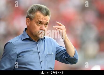 Cottbus, Allemagne. 07th juin 2023. Football: Regionalliga - promotion à la ligue 3rd, première jambe, FC Energie Cottbus - SpVgg Unterhaching, Stadion der Freudschaft. Manfred 'Manni' Schwabl, président d'Unterhaching, se trouve dans le stade. Crédit : Robert Michael/dpa/Alay Live News Banque D'Images