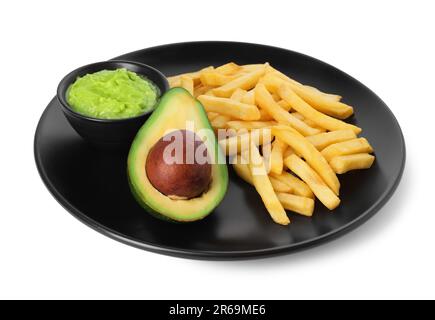 Assiette avec de délicieuses frites et sauce avocat isolée sur blanc Banque D'Images