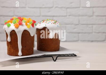 Délicieux gâteaux de Pâques sur une table en bois blanc. Espace pour le texte Banque D'Images