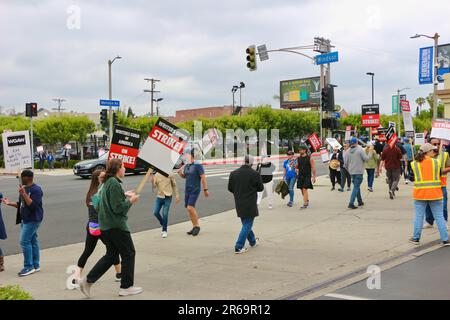 Writers Guild of America scénaristes protestant à l'extérieur de Paramount Pictures studios 5555 Melrose Avenue Hollywood Los Angeles USA 24 mai 2023 Banque D'Images