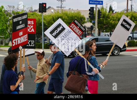 Writers Guild of America scénaristes protestant à l'extérieur de Paramount Pictures studios 5555 Melrose Avenue Hollywood Los Angeles USA 24 mai 2023 Banque D'Images