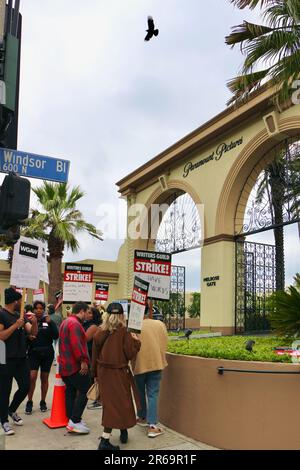 Writers Guild of America scénaristes protestant à l'extérieur de Paramount Pictures studios 5555 Melrose Avenue Hollywood Los Angeles USA 24 mai 2023 Banque D'Images