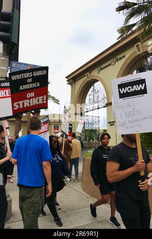 Writers Guild of America scénaristes protestant à l'extérieur de Paramount Pictures studios 5555 Melrose Avenue Hollywood Los Angeles USA 24 mai 2023 Banque D'Images