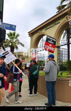 Writers Guild of America scénaristes protestant à l'extérieur de Paramount Pictures studios 5555 Melrose Avenue Hollywood Los Angeles USA 24 mai 2023 Banque D'Images