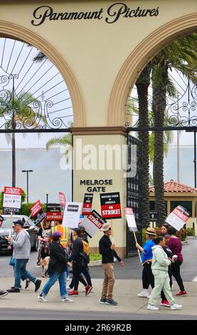 Writers Guild of America scénaristes protestant à l'extérieur de Paramount Pictures studios 5555 Melrose Avenue Hollywood Los Angeles USA 24 mai 2023 Banque D'Images