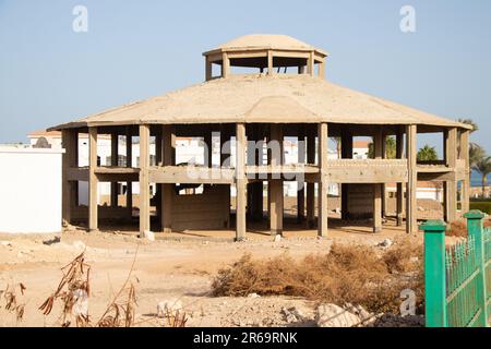 Hôtel inachevé en Egypte à Charm El Sheikh, un jour d'été Banque D'Images