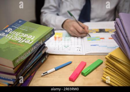 Photo du dossier daté du 05/03/17 d'un enseignant de l'école primaire marquant le travail, comme offrir des incitations financières aux enseignants - comme des salaires plus élevés et des primes - pourrait aider à attirer le personnel de haute qualité dans les écoles difficiles, a suggéré un rapport. Donner des récompenses financières directement aux enseignants, plutôt que des allouer à leur école, pourrait améliorer les défis de recrutement et de rétention auxquels le secteur est confronté, selon l'examen de la Fondation pour l'éducation (FEE). Date de publication : jeudi 8 juin 2023. Banque D'Images