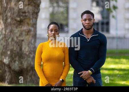 Khafi Kareem et Kabir Kareem, la sœur et frère d'Alexander Kareem à New Scotland Yard, Londres, pour un appel renouvelé de la police métropolitaine à l'occasion du troisième anniversaire de la mort d'Alexandre. Alexander Kareem, 20 ans, a été abattu sur Askew Road, Shepherd's Bush, à l'ouest de Londres, alors qu'il se frayait dans la maison d'un ami en juin 2020 dans ce que la police croyait être un cas d'identité erronée. Date de la photo: Mercredi 7 juin 2023. Banque D'Images