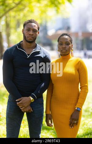Kabir Kareem et Khafi Kareem, frère et sœur d'Alexander Kareem à New Scotland Yard, Londres, pour un appel renouvelé de la police métropolitaine à l'occasion du troisième anniversaire de la mort d'Alexandre. Alexander Kareem, 20 ans, a été abattu sur Askew Road, Shepherd's Bush, à l'ouest de Londres, alors qu'il se frayait dans la maison d'un ami en juin 2020 dans ce que la police croyait être un cas d'identité erronée. Date de la photo: Mercredi 7 juin 2023. Banque D'Images