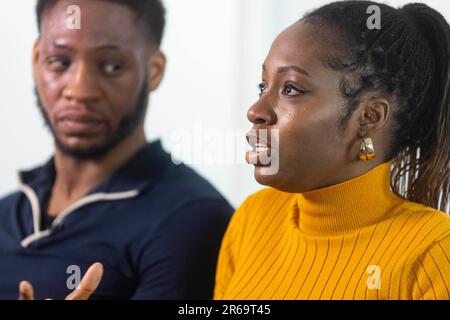 Kabir Kareem et Khafi Kareem, frère et sœur d'Alexander Kareem, parlent aux médias à New Scotland Yard, Londres, pour un appel renouvelé de la police métropolitaine à l'occasion du troisième anniversaire de la mort d'Alexandre. Alexander Kareem, 20 ans, a été abattu sur Askew Road, Shepherd's Bush, à l'ouest de Londres, alors qu'il se frayait dans la maison d'un ami en juin 2020 dans ce que la police croyait être un cas d'identité erronée. Date de la photo: Mercredi 7 juin 2023. Banque D'Images