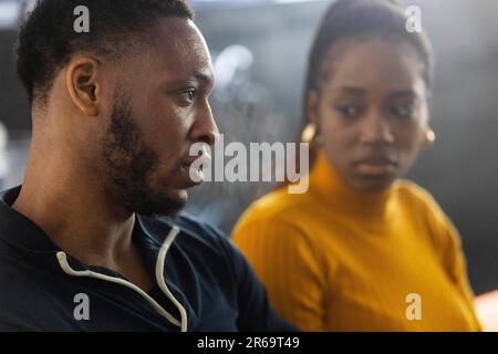 Kabir Kareem et Khafi Kareem, frère et sœur d'Alexander Kareem, parlent aux médias à New Scotland Yard, Londres, pour un appel renouvelé de la police métropolitaine à l'occasion du troisième anniversaire de la mort d'Alexandre. Alexander Kareem, 20 ans, a été abattu sur Askew Road, Shepherd's Bush, à l'ouest de Londres, alors qu'il se frayait dans la maison d'un ami en juin 2020 dans ce que la police croyait être un cas d'identité erronée. Date de la photo: Mercredi 7 juin 2023. Banque D'Images