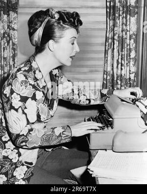 Etats-Unis: 1956 artiste et actrice Burlesque Gypsy Rose Lee au travail sur son mémoire. Banque D'Images