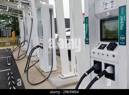 Une station de charge de véhicule électrique à courant direct à quatre unités électrify America est inactive mercredi, 7 juin 2023 au Musée national de la Corvette à Bowling Green, comté de Warren, Kentucky, États-Unis. Une filiale de Volkswagen Group of America, électrify America a été créée en 2016 et exploite actuellement un réseau de plus de 788 sites de recharge de véhicules électriques aux États-Unis, dont quatre dans l'État du Kentucky. (Photo APEX MediaWire par Billy Suratt) Banque D'Images