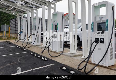 Une station de charge de véhicule électrique à courant direct à quatre unités électrify America est inactive mercredi, 7 juin 2023 au Musée national de la Corvette à Bowling Green, comté de Warren, Kentucky, États-Unis. Une filiale de Volkswagen Group of America, électrify America a été créée en 2016 et exploite actuellement un réseau de plus de 788 sites de recharge de véhicules électriques aux États-Unis, dont quatre dans l'État du Kentucky. (Photo APEX MediaWire par Billy Suratt) Banque D'Images