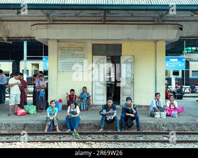 Passagers attendant leurs trains à Yangon Central, la gare principale de Yangon, Myanmar. Banque D'Images