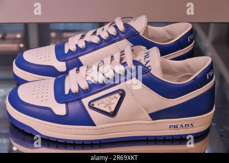 CHAUSSURES PRADA EN DÉMONSTRATION À L'INTÉRIEUR DE LA BOUTIQUE DE MODE Banque D'Images
