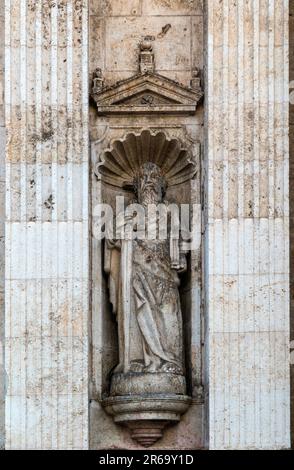 Statue de place de Saint Michel en façade de l'église de la cathédrale, Merida, État du Yucatan, Mexique Banque D'Images