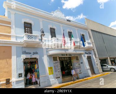 Drapeaux volant sur la façade de l'hôtel Colon, Merida, Yucatan State, Mexique Banque D'Images