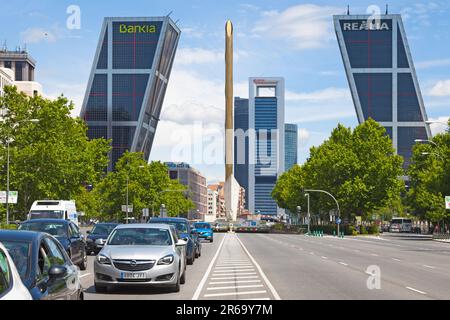 Madrid, Espagne - 07 juin 2018: Monument à José Calvo Sotelo et l'Obélisque de la Caja Madrid sur la Plaza de Castilla avec les gratte-ciel jumeaux du Puer Banque D'Images