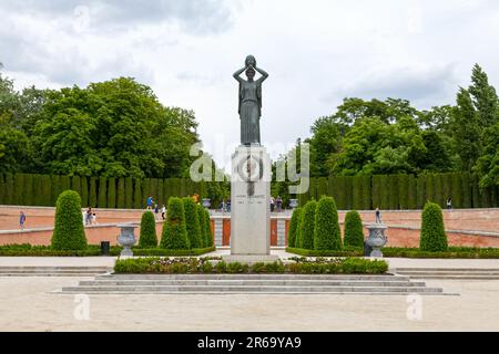 Madrid, Espagne - 07 juin 2018: Le monument de Jacinto Benavente est un monument situé dans le parc Buen Retiro. C'est l'oeuvre du sculpteur Victorio Macho. Banque D'Images