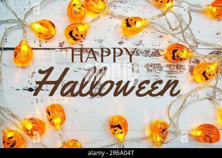 Happy Halloween typographie texte et Pumpkin Lights LED pour Halloween décorations sur fond de bois Banque D'Images