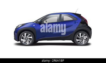 Toyota Aygo X voiture, vue latérale isolée sur fond blanc Banque D'Images