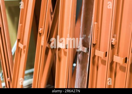 Portes d'entrée à vendre dans un magasin spécialisé. Les acheteurs préfèrent les portes métalliques. Banque D'Images