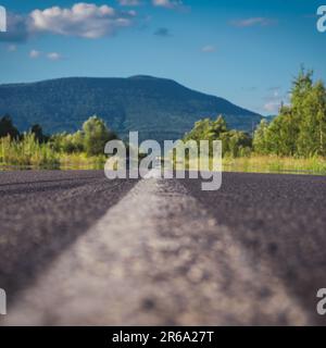 Vue sur la route vide dans les montagnes des Carpates Banque D'Images