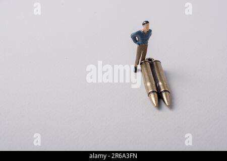 Homme modèle de figurine et Bullet comme conceptuel contre la photographie de guerre Banque D'Images