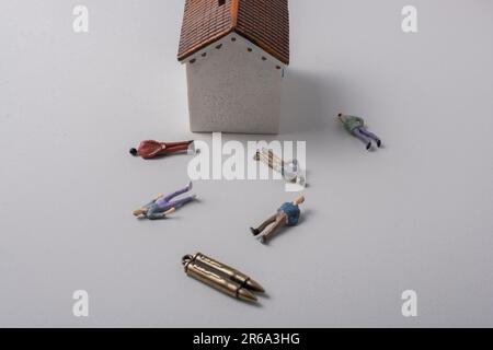 Homme modèle de figurine et Bullet comme conceptuel contre la photographie de guerre Banque D'Images