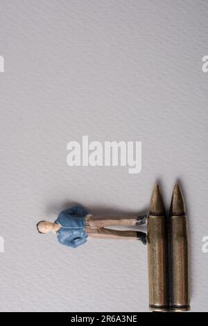 Homme modèle de figurine et Bullet comme conceptuel contre la photographie de guerre Banque D'Images