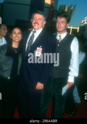 Universal City, Californie, États-Unis 17th juillet 1996 Valerie Ann Sandobal, comédienne John Astin et son comédienne Mackenzie Astin assistent à la première Universal Pictures 'The Frighteners' au Cinemas Universal City Cinemas de Cineplex Odeon sur 17 juillet 1996 à Universal City, Californie, États-Unis. Photo par Barry King/Alay stock photo Banque D'Images