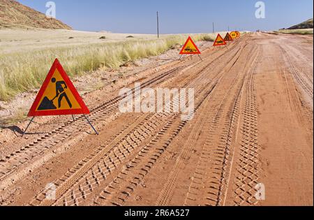 Sur la route sur les routes namibiennes, chantier de construction, sur la visite des rues namibiennes Banque D'Images