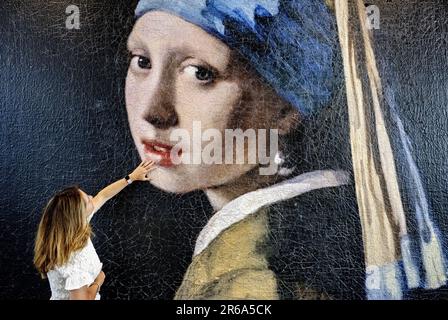 LA HAYE - 08/06/2023, le Mauritshuis a eu une fille avec une perle Earring de Johannes Vermeer agrandi une centaine de fois en 3D imprimé. Le colosse en plastique de 4 mètres de haut est situé dans le foyer du musée. ANP ROBIN UTRECHT pays-bas - belgique sortie Banque D'Images